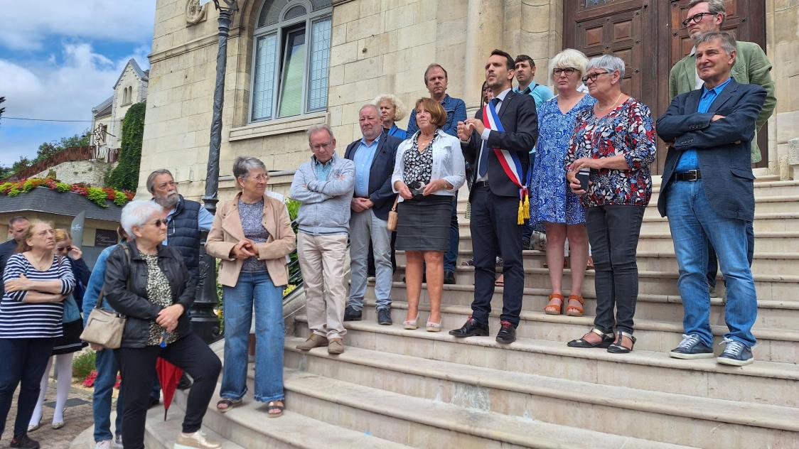 lus agents municipaux et citoyens rassembl s devant la mairie de
